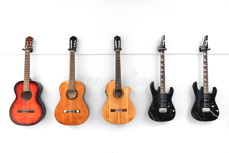 guitares-accrochant-devant-un-mur-blanc-124575647